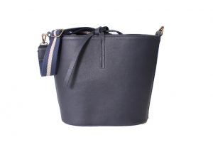 bolso-piel-azul-cubo-asaquitaypon-cierrecremallera-calidad-mosqueton-llevable-estilo-diferente-moda-bonito-bandolera