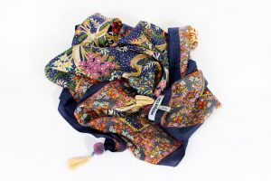 Pañuelo-seda-estampado-flores-azul-mosquetonbcn-elegante-bonito-pompones