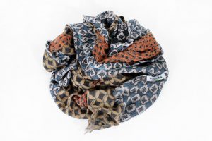 fular-lana-cienporcien-colorido-estampado-mosquetonbcn-multi-estilo-calienta-regalos-geometrico-elegante-unisex