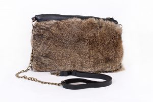 bandolera-pelo-conejo-natural-piel-mosquetonbcn-ligero-nopesa-loveit